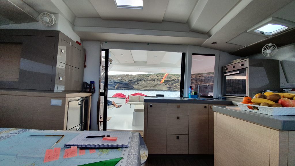 Catamarán Libertad VII en 2025 7 Cocina catamarán Libertad VII