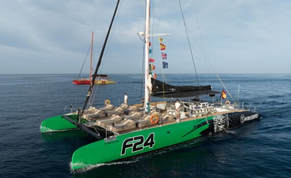 Catamarán Freebird F24 - excursiones en barco y fiestas en barco en Tenerife sur. Organización de vacaciones en Islas Canarias en 2025