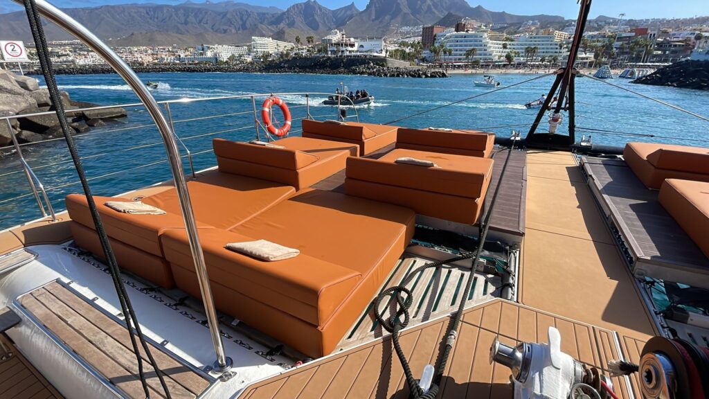 Tumbonas para confort de los pasajeros a bordo de los catamaranes Freebird