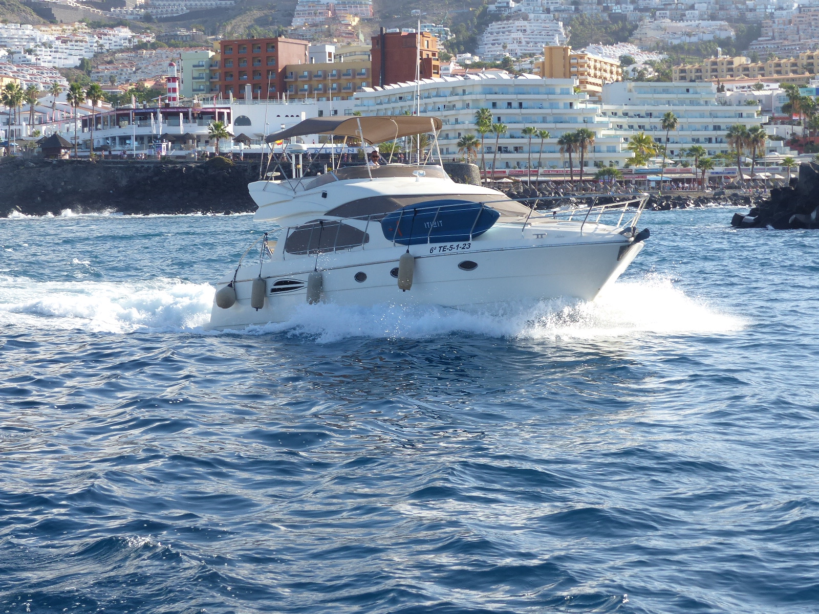 Excursión en yate Ooh LaLa para grupos privados en Tenerife con actividades acuáticas, menú y más - Puerto Colón, Palm Mar, Los Gigantes