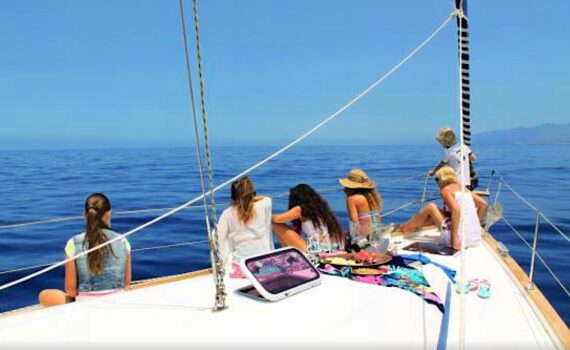 Salida en Velero Big Smile - Organización de fiestas en barco en Tenerife con todo: chárter de grupos privados con catering, puesta de Sol, avistamiento de cetáceos y más