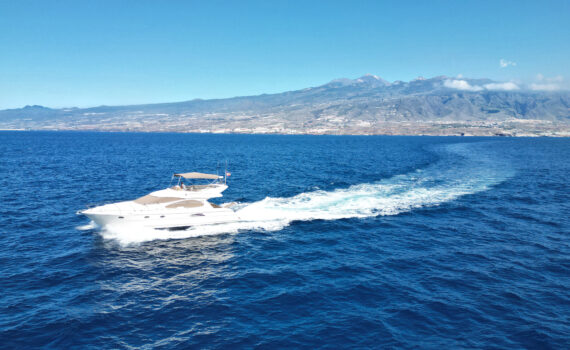 Yate Ooh Lala - Excursión en barco Premium desde el Palm Mar de Puerto Colón a Los Gigantes, Tenerife, con menú y actividades acuáticas